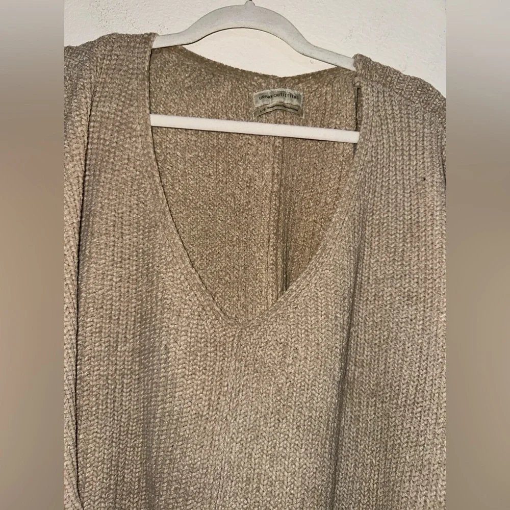 Urban Outfitters women’s cream v neck soft knit cropped sweater L winter fall